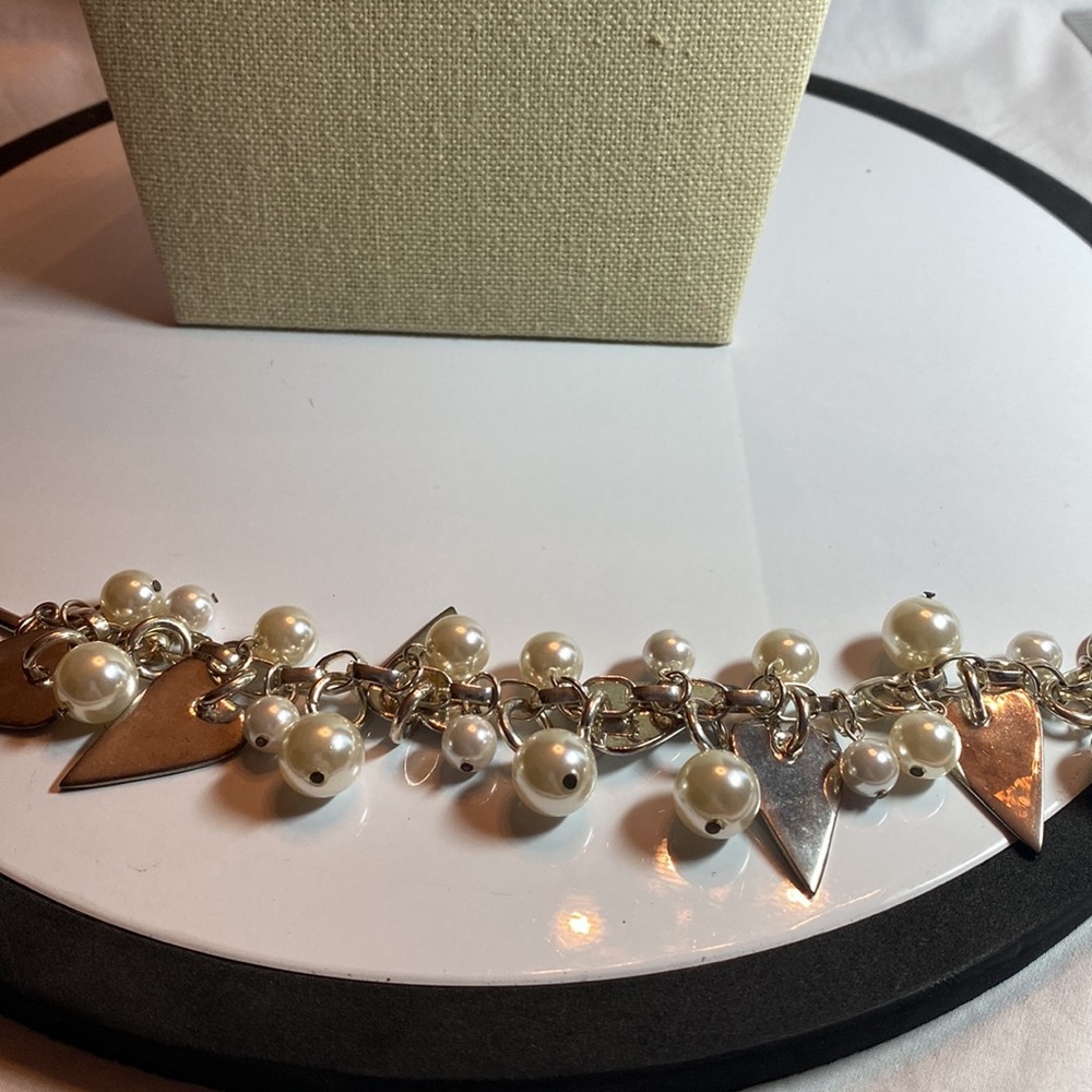 Pearls and hearts silver tone bracelet. Toggle clasp. - Picture 2 of 6